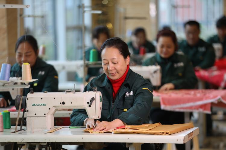 化妆品,卫生用品,日用百货,初级农产品;生产,销售:床上用品,技术服务
